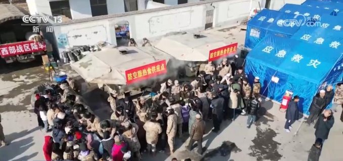 官兵们送来冬至“暖心饺子”